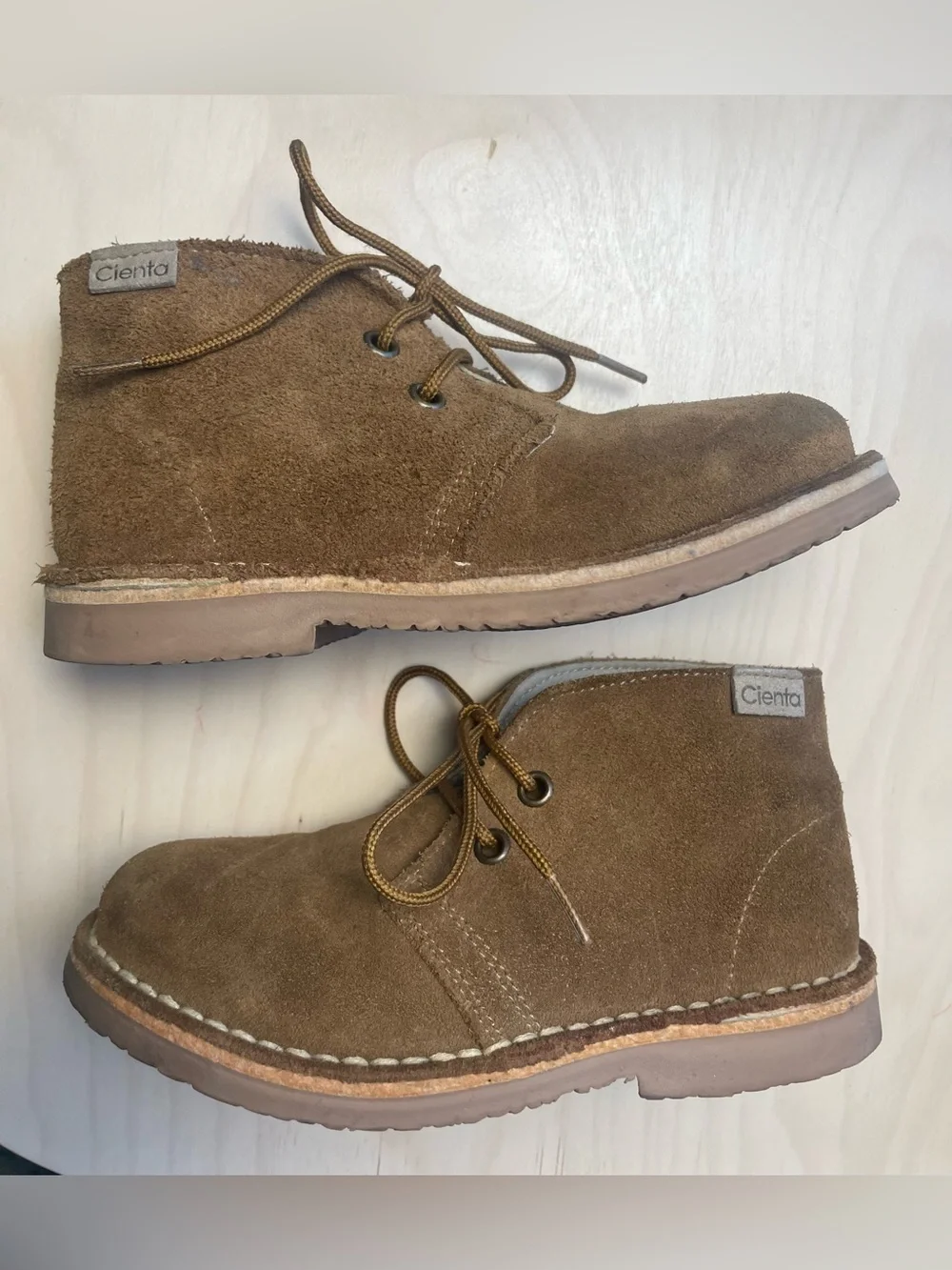 Cienta comfortable suede